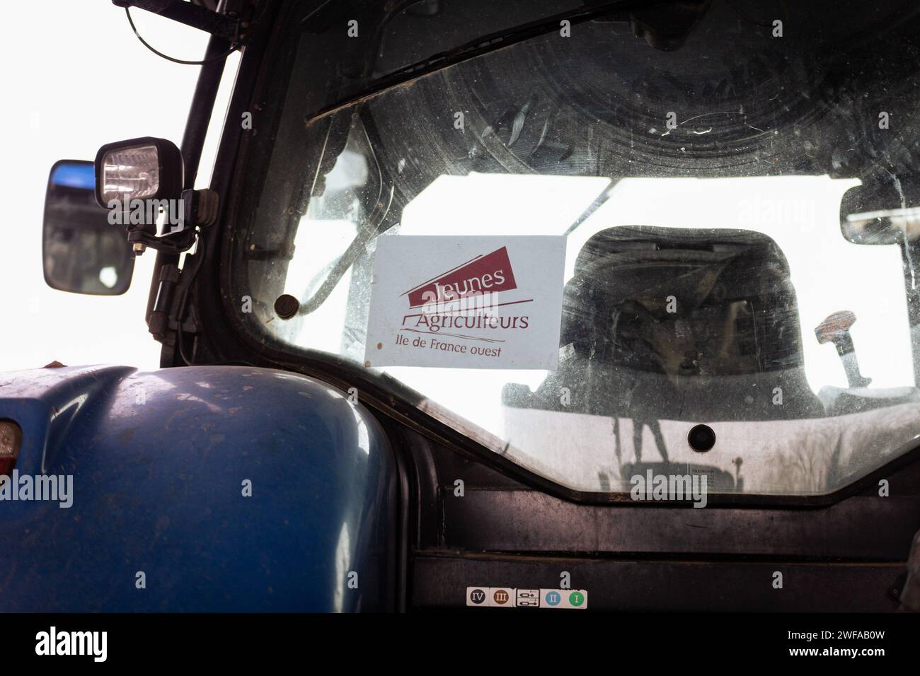 Argenteuil, Frankreich. Januar 2024. Ein Aufkleber der Jeunes Agriculteurs (Junglandwirte) ist während des Streiks in einem Traktor zu sehen. Nach dem Streik der französischen Bauern war der Beginn der Woche durch die Sperrung von acht Hauptzugangspunkten zur französischen Hauptstadt gekennzeichnet. In Argenteuil, nördlich von Paris, blockierten rund 30 Traktoren die Autobahn A15. Quelle: SOPA Images Limited/Alamy Live News Stockfoto