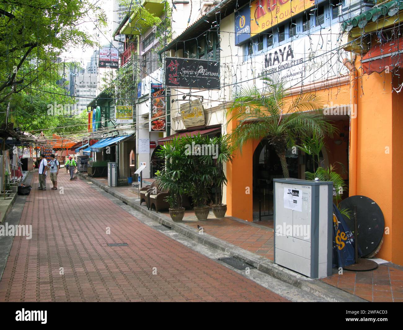 Restaurants und Pubs am Boat Quay am Ufer des Singapore River, Singapur. Stockfoto