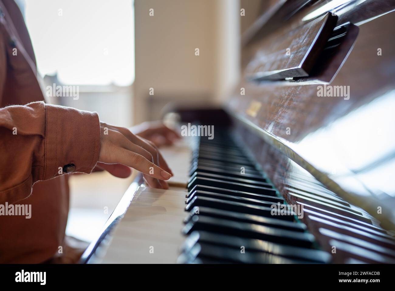 Pianistenhände berühren Klaviertasten, erzeugen Klänge, Akkord, Rhythmus und spielen klassische Musik Stockfoto