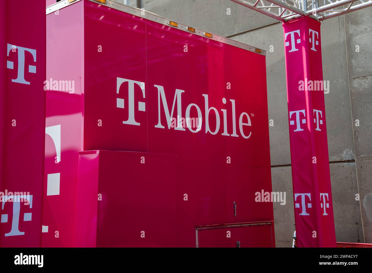 Falcon Heights, Minnesota. Logo des Unternehmens T-Mobile für drahtlose Netzwerkkommunikation. Stockfoto