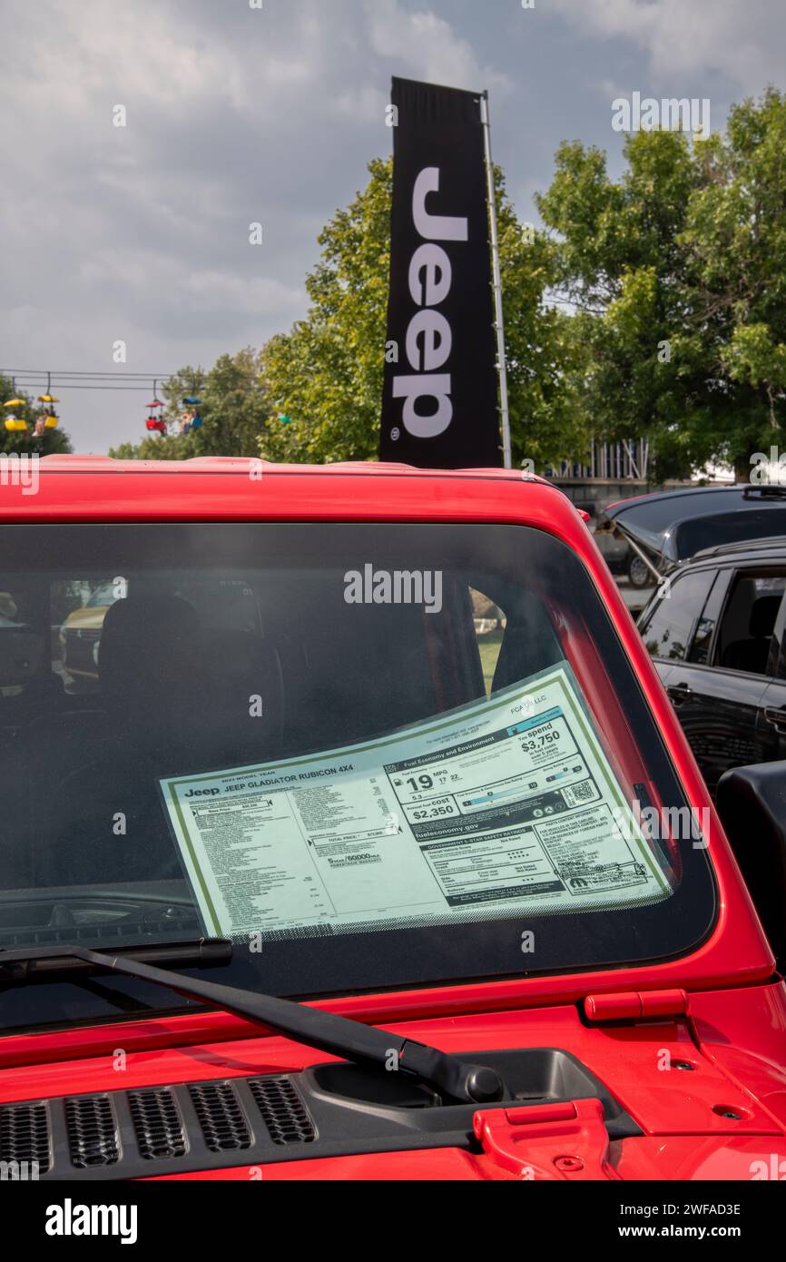 Falcon Heights, Minnesota. Fensteraufkleber mit dem Preis auf einem neuen Jeep Gladiator Rubicon auf dem Gelände des Minnesota State Fair Grounds. Stockfoto