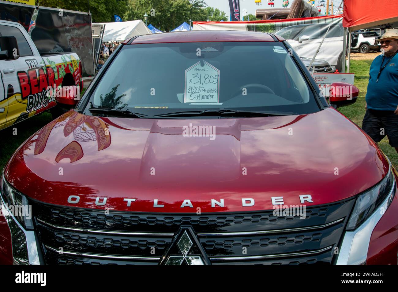 Falcon Heights, Minnesota. Bestpreisangebot für Fensteraufkleber in einem Mitsubishi Outlander auf dem Gelände der Minnesota State Fair. Stockfoto