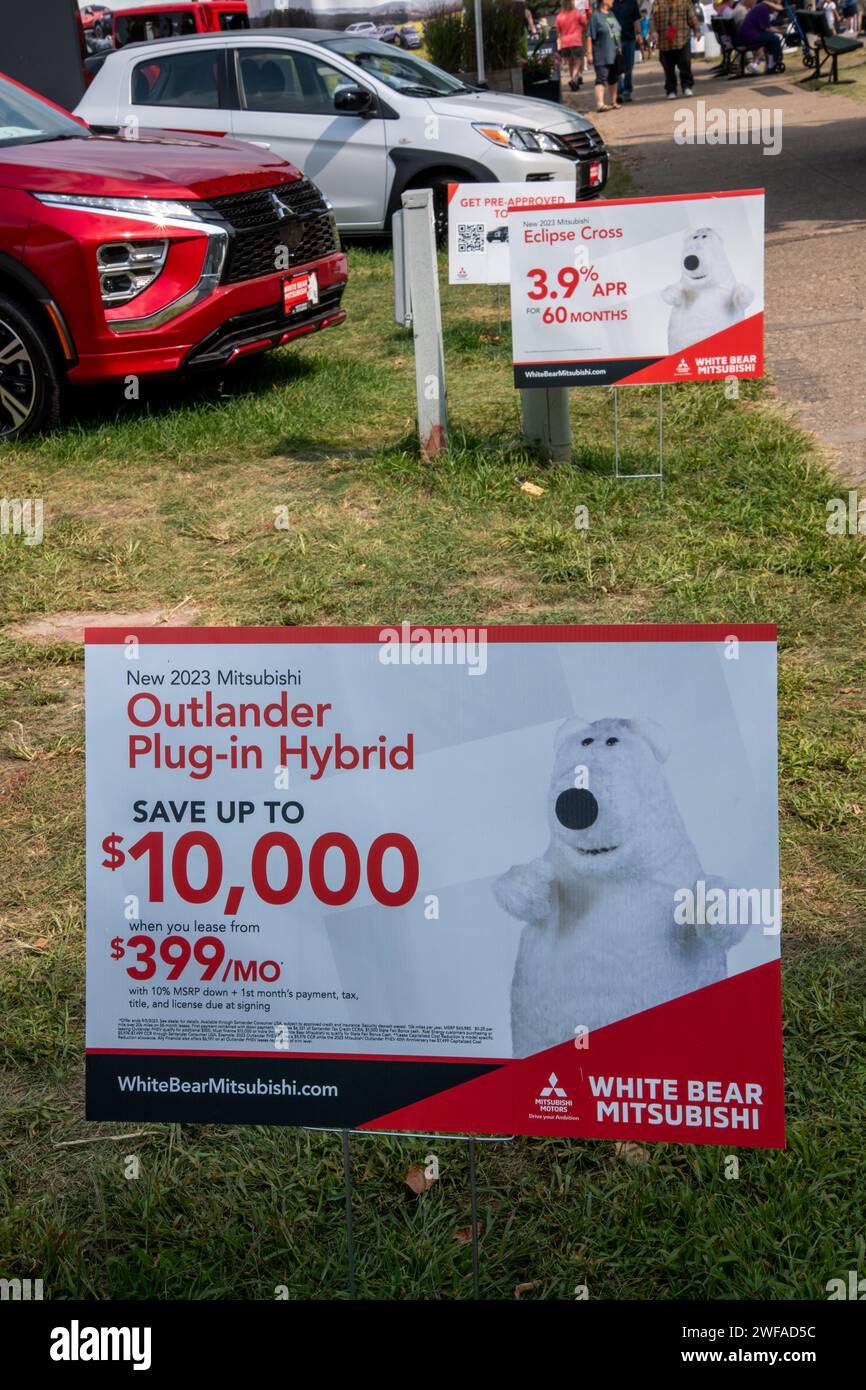 Falcon Heights, Minnesota. Ein Autohersteller bietet einen Rabatt von 10.000 $ auf einen neuen Mitsubishi Outlander Plug-in-Hybrid auf dem Autohersteller im Bundesstaat Minnesota Stockfoto