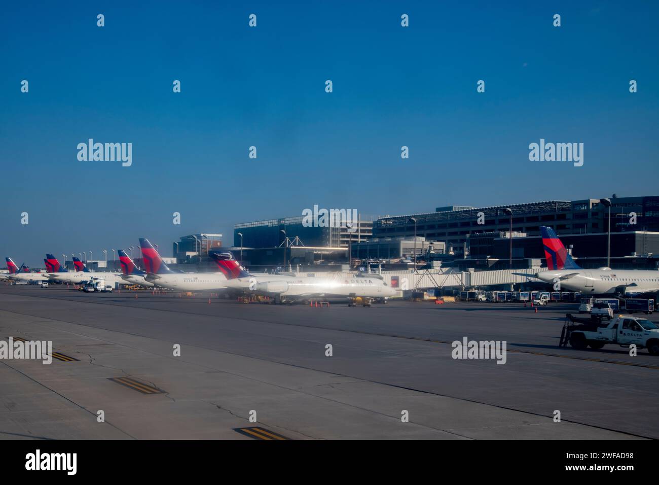 Bloomington, Minnesota. Flughafen MSP. Delta-Flugzeuge laden am Terminal. Stockfoto