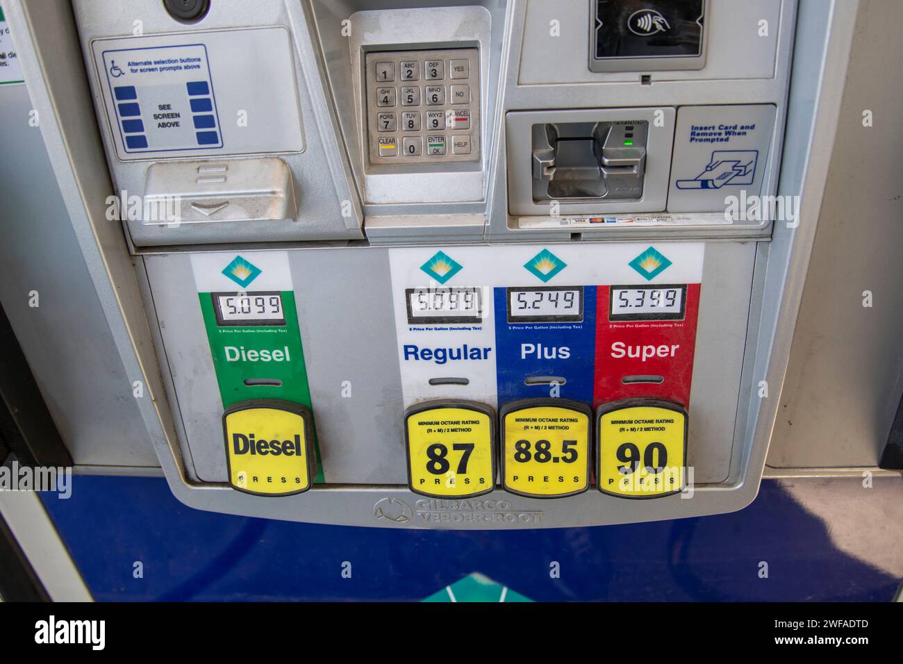 Valdez, Alaska. Hohe Gaspreise mit Gaspumpe, die verschiedene Mischungen anzeigt. Stockfoto