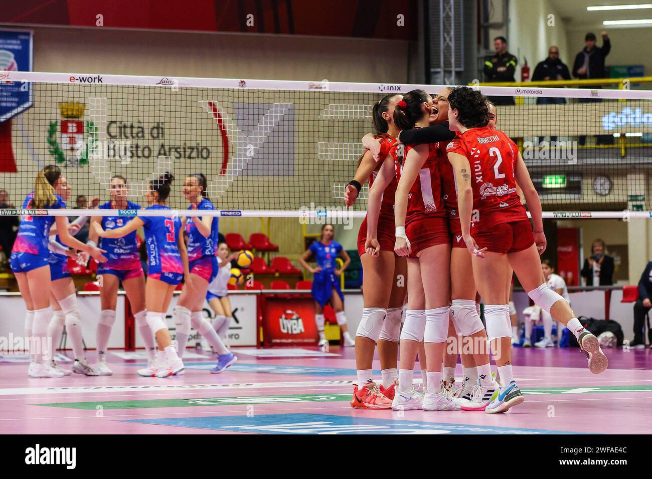 Busto Arsizio, Italien. Januar 2024. Die Spieler des UYBA Volley-Teams feiern nach einem Treffer während des Spiels der Serie A1 Women 2023/2024 zwischen UYBA Volley und Pinerolo in der E-Work Arena. Endpunktzahl: UYBA Volley 2:3 Pinerolo. (Foto: Fabrizio Carabelli/SOPA Images/SIPA USA) Credit: SIPA USA/Alamy Live News Stockfoto