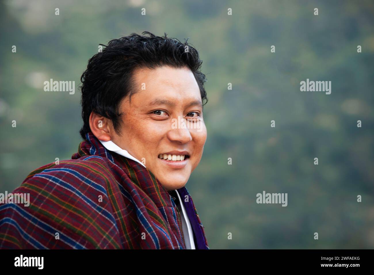 Lächelndes Porträt eines gutaussehenden Bhutanesen, Bhutan, Asien Stockfoto