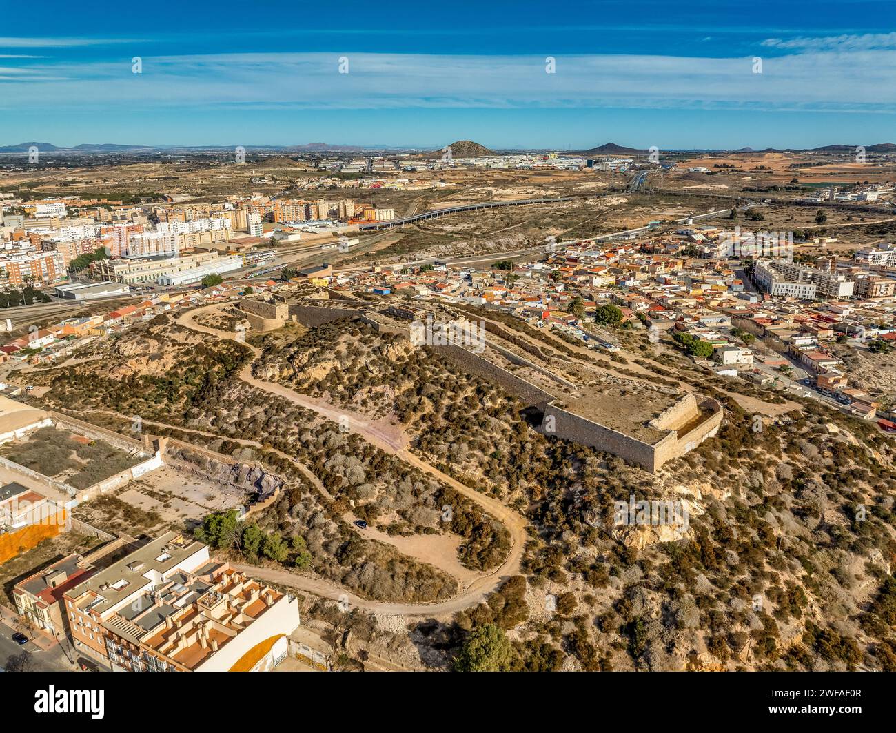 Aus der Vogelperspektive der Bastion Festung auf einem Hügel in Cartagena Spanien, der die Marinestützung von Osten mit blauem, bewölktem Himmel schützt Stockfoto