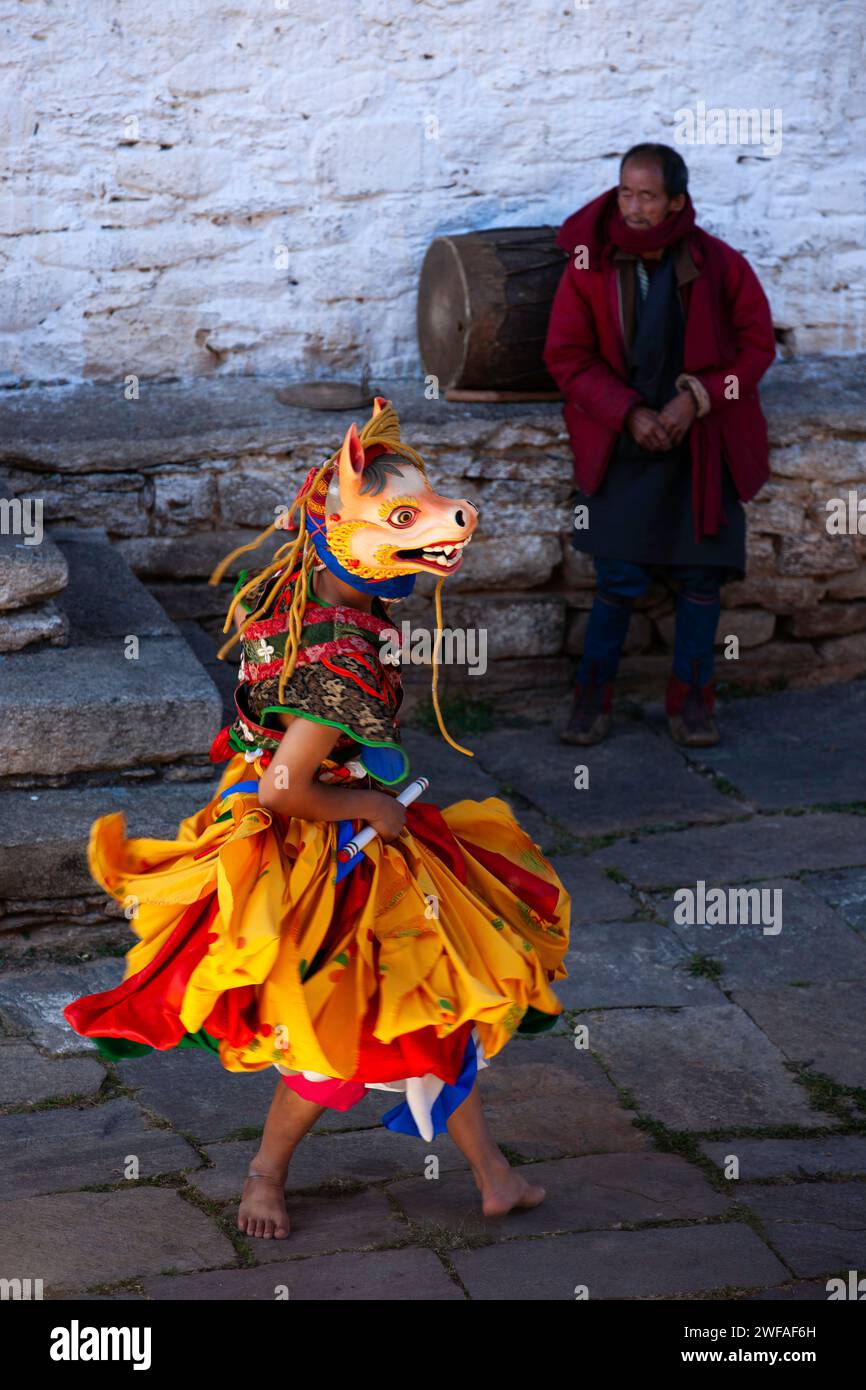 Tanzende Mönche, die mit Masken verkleidet sind, die die Diebe in ihrer Religion symbolisieren, führen jährlich im Rahmen eines jährlichen tsechu-Festivals rituelle Tänze für die Einheimischen auf Stockfoto