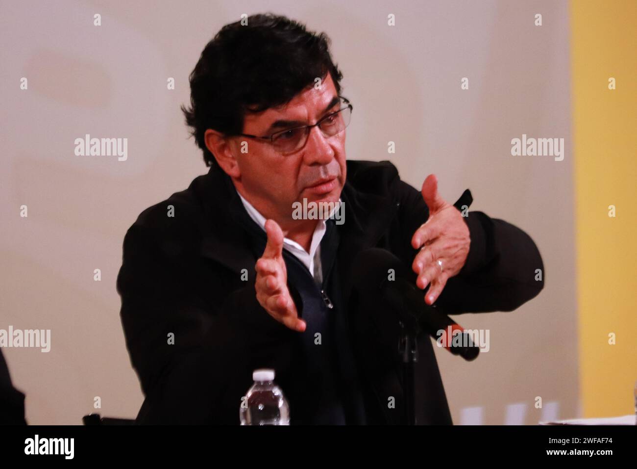 Mexiko-Stadt, Mexiko. Januar 2024. 29. Januar 2024 in Mexiko-Stadt, Mexiko: Jesús Ramírez Cuevas, Koordinator für soziale Kommunikation und Sprecher des mexikanischen Ratsvorsitzes, spricht während einer Pressekonferenz über die Verwundbarkeit der persönlichen Daten von Journalisten im Nationalpalast. Januar 2024. In Mexiko-Stadt, Mexiko. (Foto: Carlos Santiago/Eyepix Group/SIPA USA) Credit: SIPA USA/Alamy Live News Stockfoto