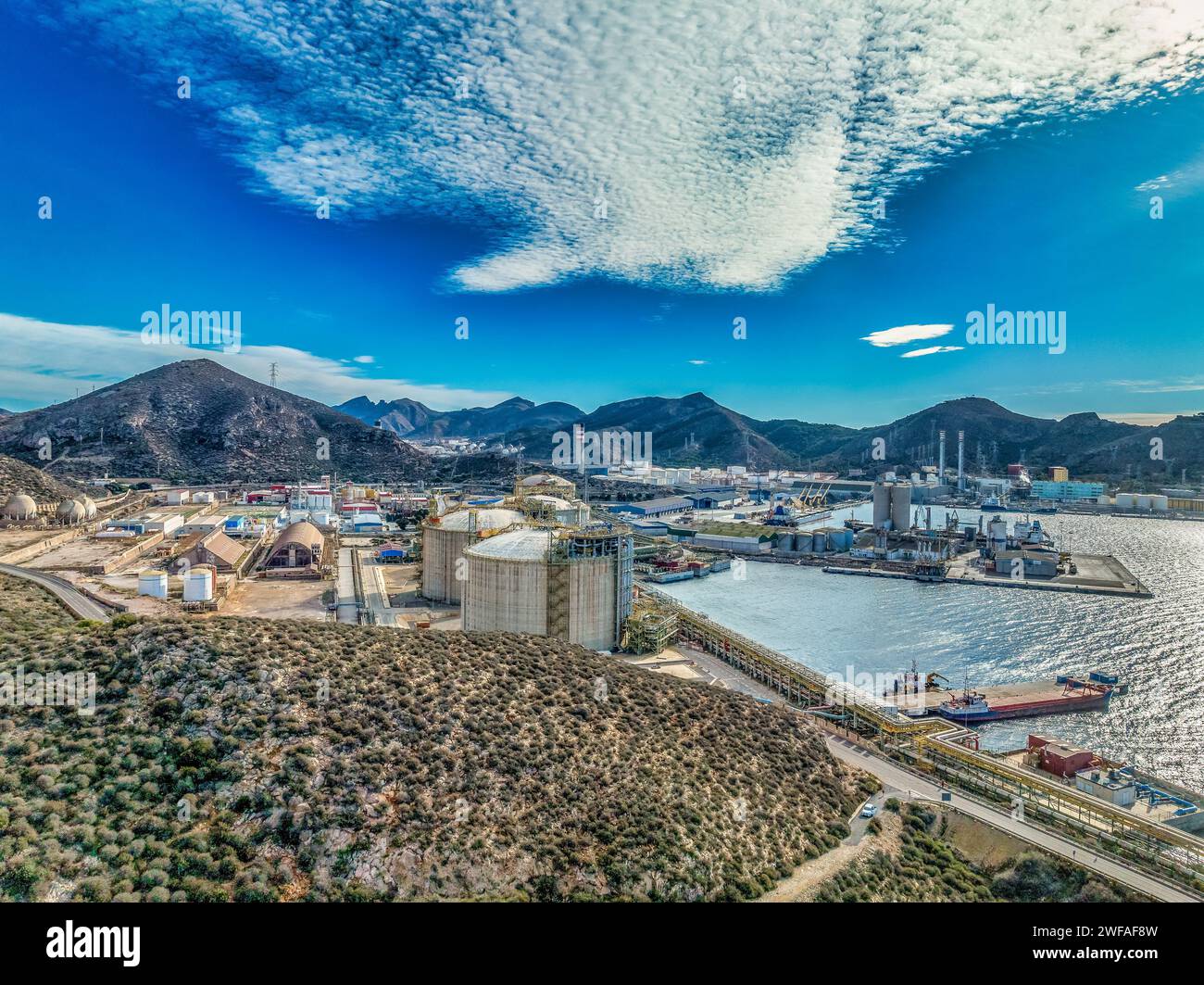 Luftaufnahme der Ölraffinerie und des LNG-Terminals für Flüssigerdgas in Spanien zur Lösung der europäischen Energiekrise Stockfoto