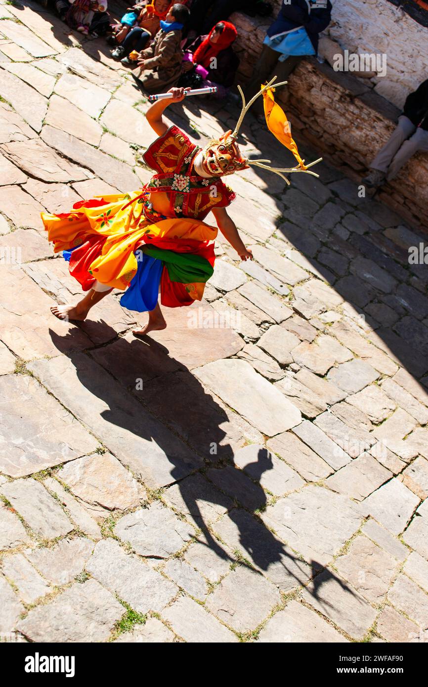Tanzende Mönche, die mit Masken verkleidet sind, die die Diebe in ihrer Religion symbolisieren, führen jährlich im Rahmen eines jährlichen tsechu-Festivals rituelle Tänze für die Einheimischen auf Stockfoto