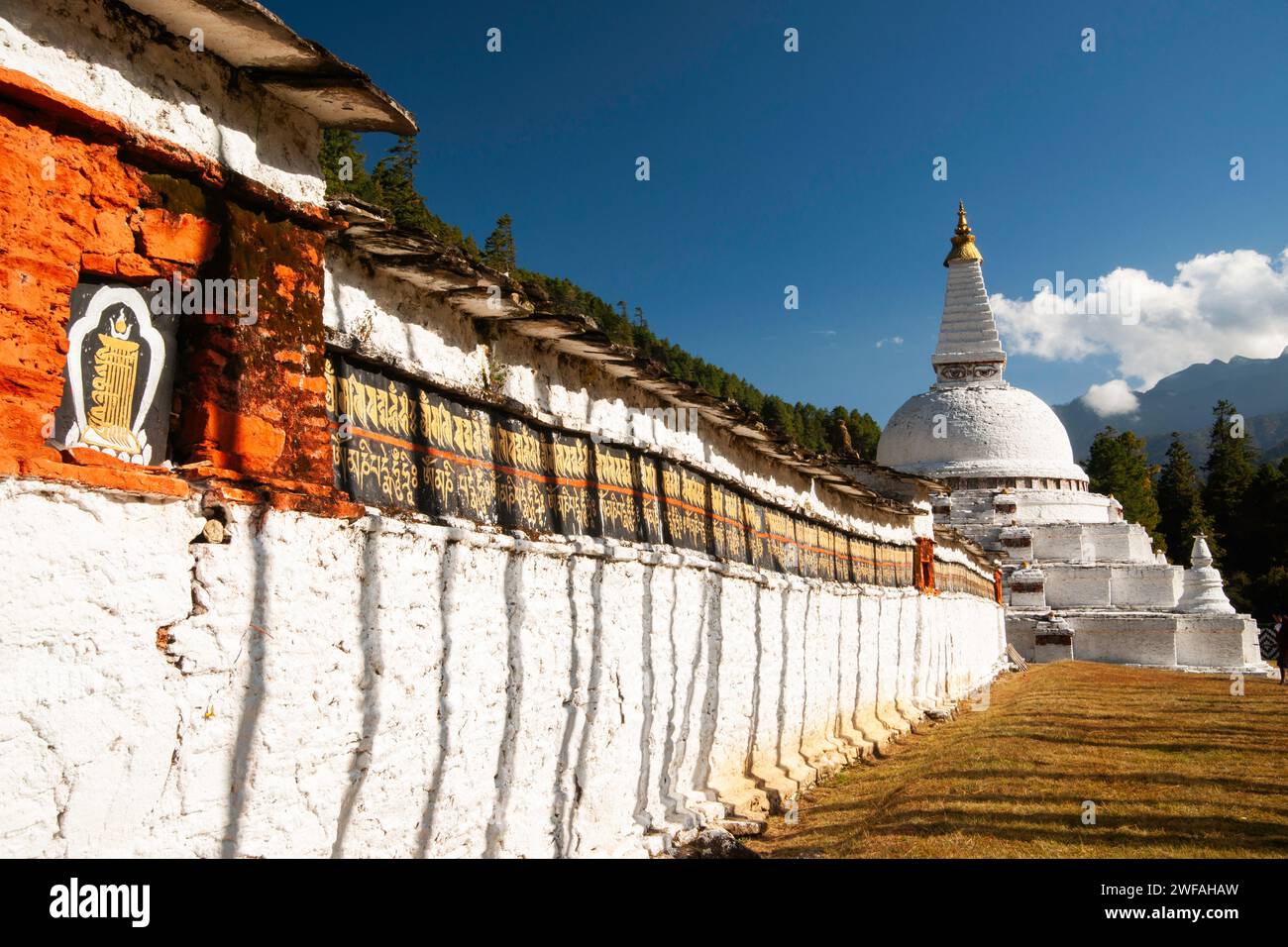 Nepalesen entwarfen Stupa in Bhutan zwischen Punaka und Trongsa, bekannt als Chendebji Chorten in Bhutan, Asien Stockfoto