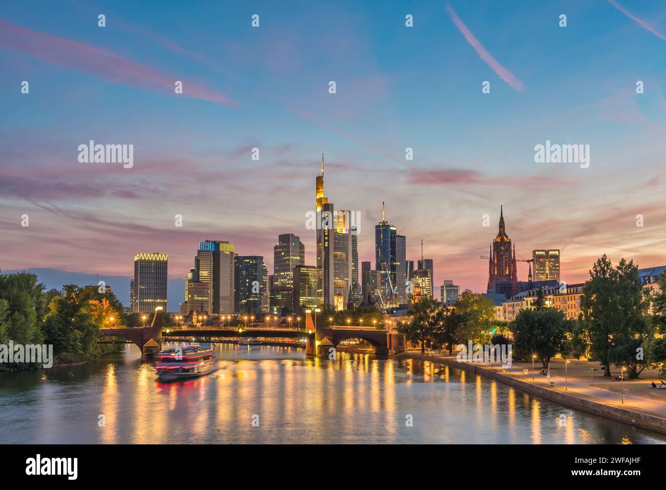 Frankfurt Deutschland, Skyline bei Sonnenuntergang am Main und Business-Wolkenkratzer Stockfoto