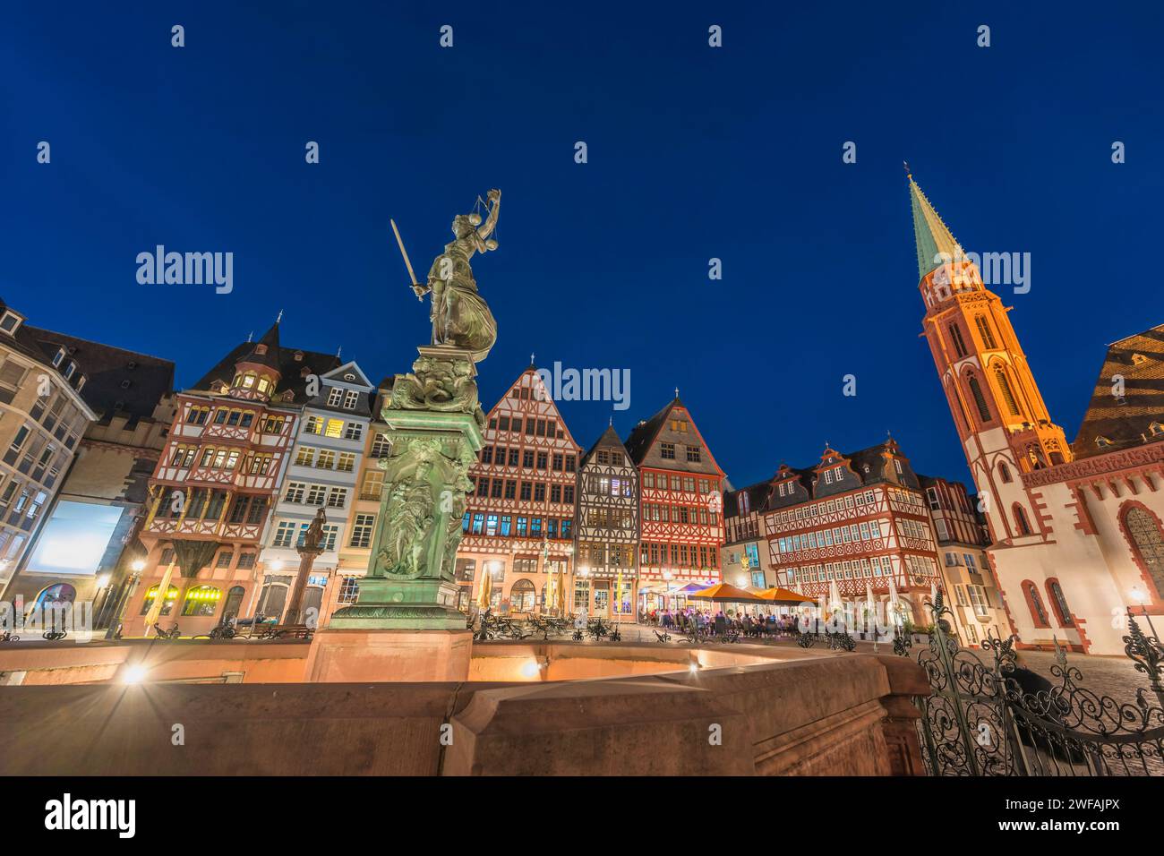 Frankfurt Deutschland, nächtliche Skyline der Stadt am Altstadtplatz Stockfoto
