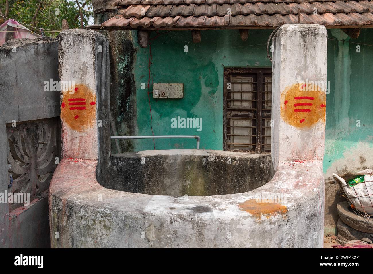 Nun, mit Tripundra, Tilaka, Segenszeichen, gewidmet der hinduistischen Gottheit Shiva, Tindivanam-Boodheri, Tamil Nadu, Indien Stockfoto