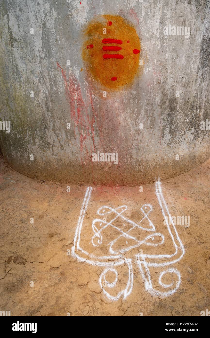 Rangoli und Tripundra, Tilaka, Segnungszeichen, gewidmet der hinduistischen Gottheit Shiva, Tindivanam-Boodheri, Tamil Nadu, Indien Stockfoto