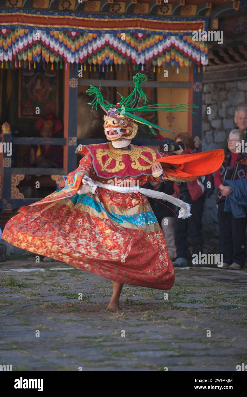 Tanzender maskierter Mönch beim Prakhar Ducchoed Festival, Prakhar, Bumthang Valley, Bhutan Stockfoto