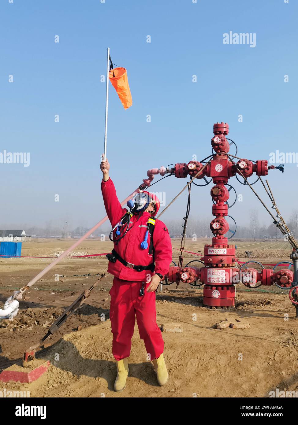 PUYANG, CHINA - 29. JANUAR 2024 - auf der Notfallbohrstelle für CO2-Überschwemmungen messen Rettungskräfte die Kohlendioxidkonzentration in Puyan Stockfoto