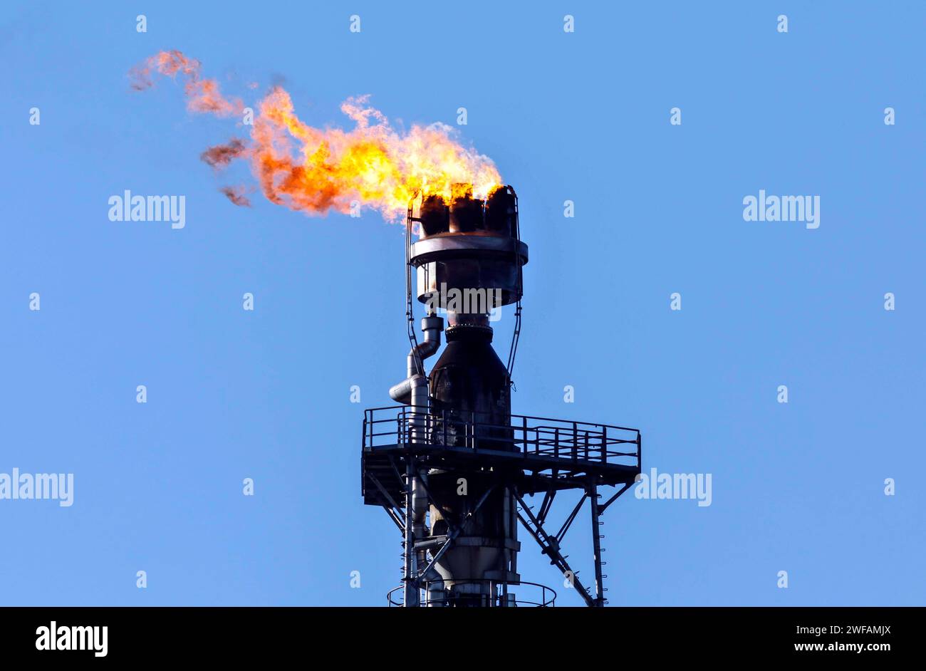 Überschüssiges Gas aus der Rohölaufbereitung bei der PCK-Raffinerie GmbH in Schwedt wird am 03/2022 verbrannt Stockfoto