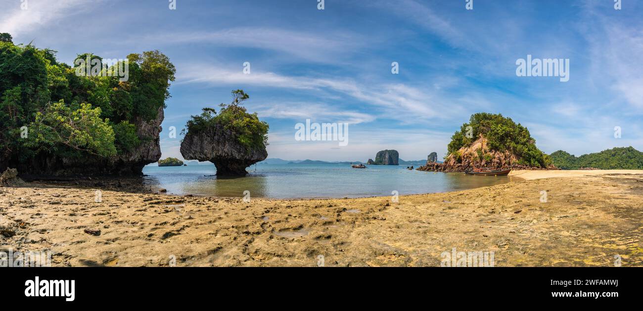 Blick auf die tropischen Inseln mit Ozeanblauem Meerwasser und weißem Sandstrand auf Koh Phak Bia, Krabi Thailand Naturlandschaftspanorama Stockfoto
