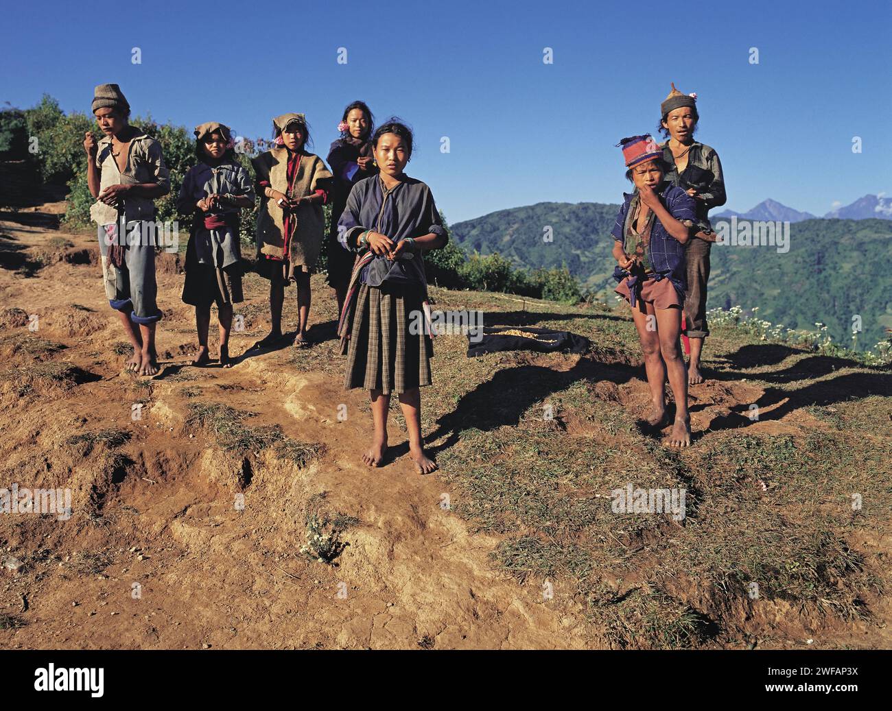 Traf sich eine Gruppe von Tibetern auf dem Makalu Trail oberhalb des Flusses Arun in Ost-Nepal Stockfoto