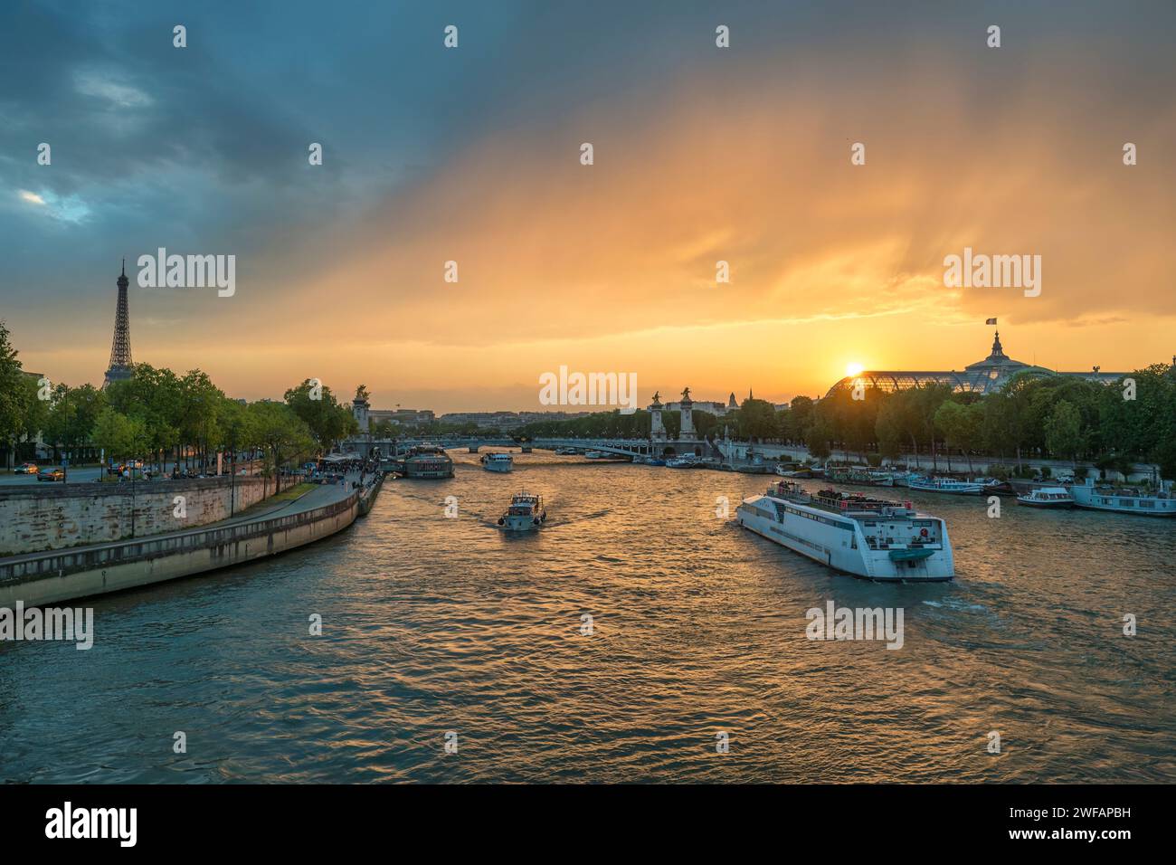 Paris Frankreich, Skyline der Stadt Sonnenuntergang an der seine mit Brücke Pont Alexandre III und Grand Palais Stockfoto