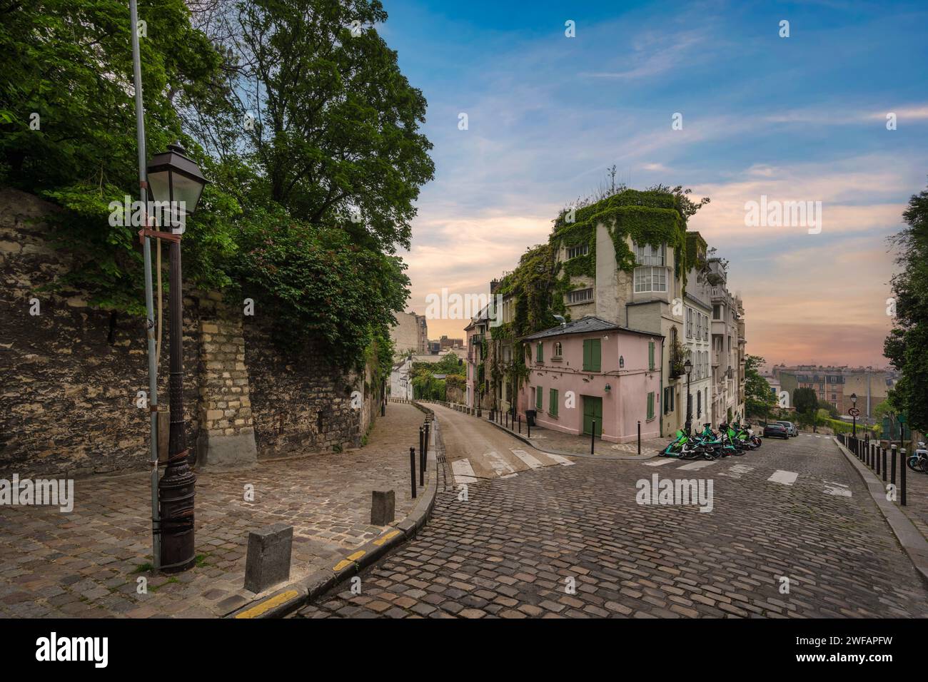 Paris Frankreich, Skyline der Stadt im Architekturgebäude in der Montmartre Straße Stockfoto