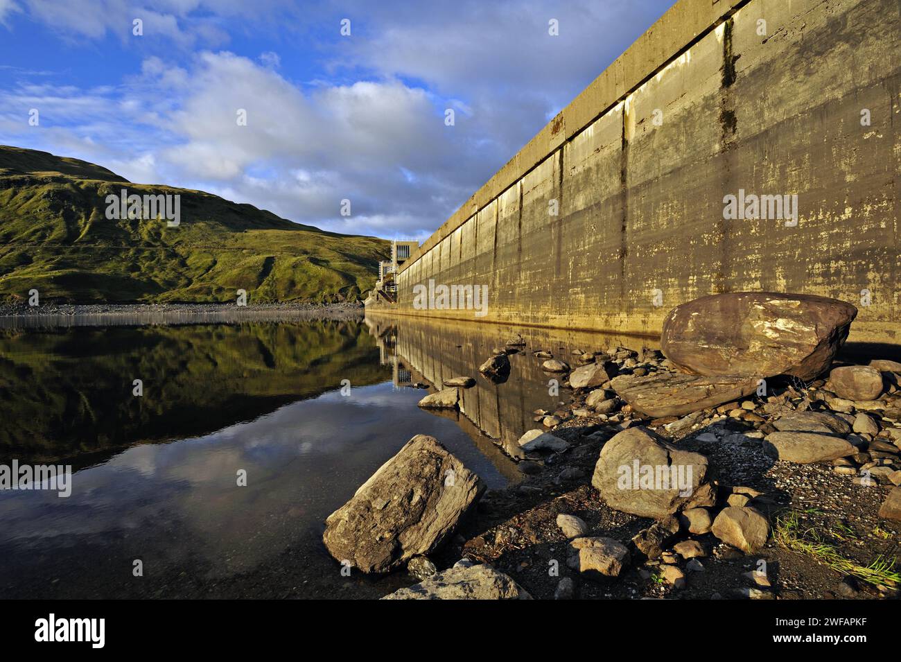 Wasserkraftdamm und Stausee in Glen Lyon mit Kieselstrand und weiter entferntem Bergkamm, Glen Lyon, Perthshire, Schottland, Vereinigtes Königreich Stockfoto