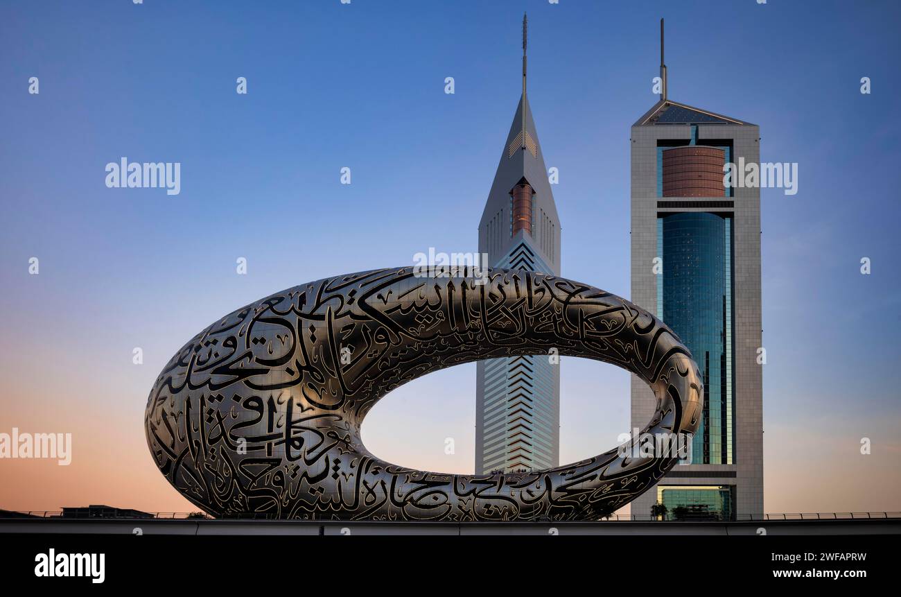 Museum of the Future, hinter Jumeirah Emirates Towers, Wolkenkratzern, Downtown, Finanzviertel, Abendlicht, Dubai, Vereinigte Arabische Emirate, VAR Stockfoto