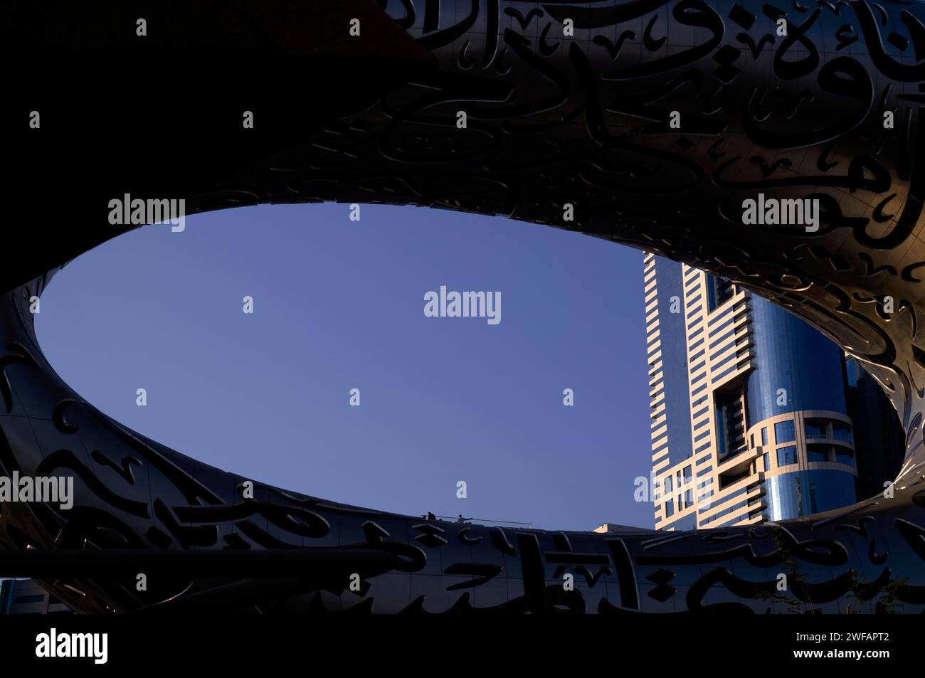 Close-up Museum of the Future, hinter Jumeirah Emirates Towers, Wolkenkratzern, Hochhäusern, Downtown, Financial District, Abendlicht, Dubai Stockfoto