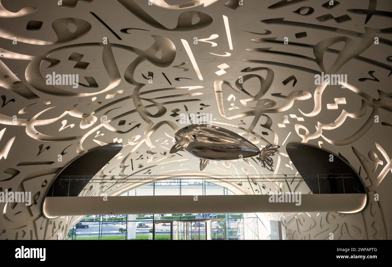 Innenansicht, ferngesteuerter Silberfisch verkürzt die Wartezeit für Besucher am Eingang, Museum of the Future, Dubai, Vereinigte Arabische Emirate Stockfoto
