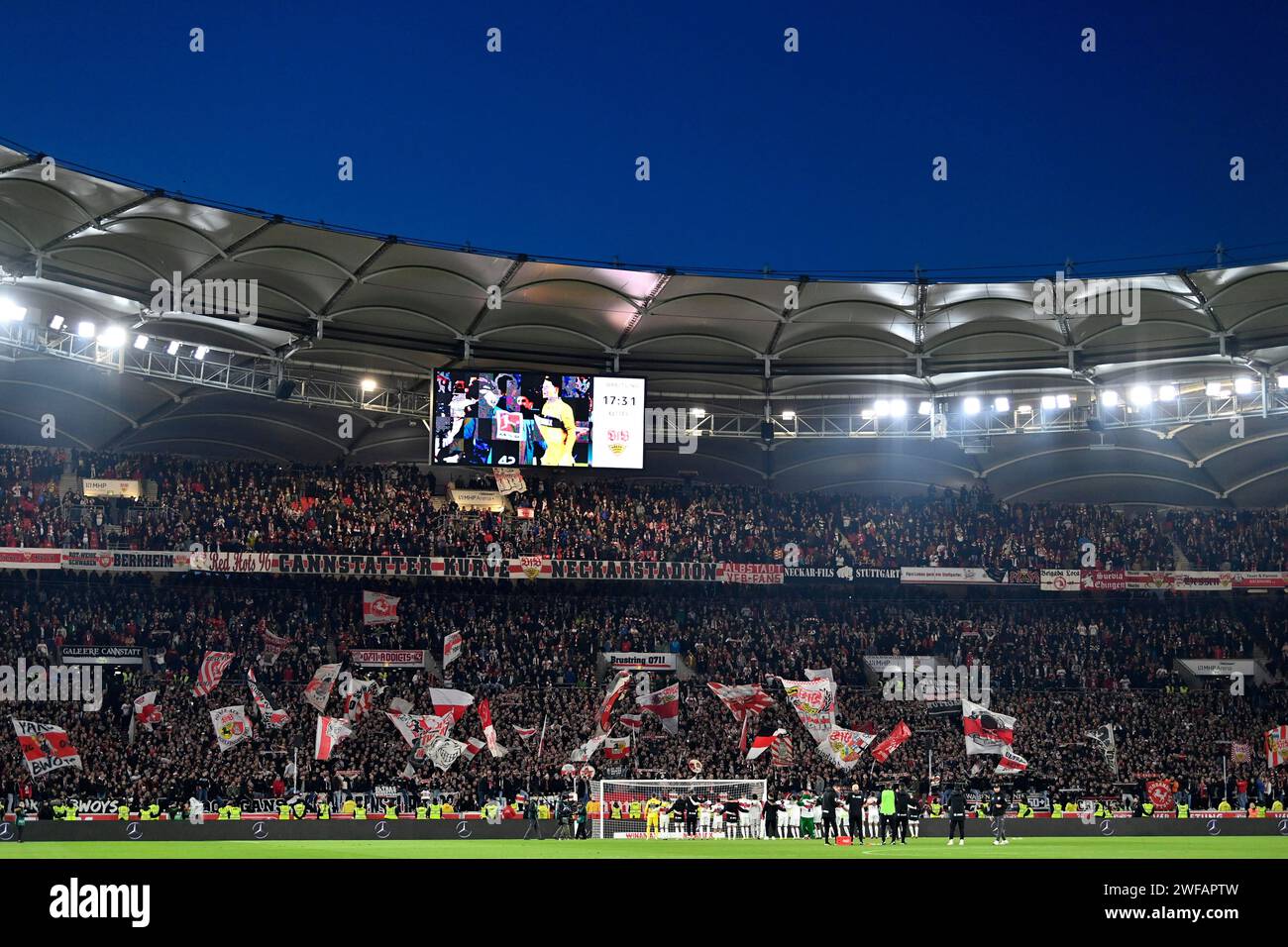 VfB Stuttgart Spieler feiern nach Sieg in der Cannstatter Kurve, Fanblock, Fans, Fankurve, Flaggen, Flaggen, Atmosphäre, MHPArena, MHP Arena Stockfoto