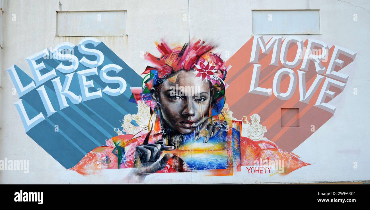 „Less Likes More Love“ Wandgemälde von Yoheyy im Meriken Park in Kobe, Japan. Stockfoto