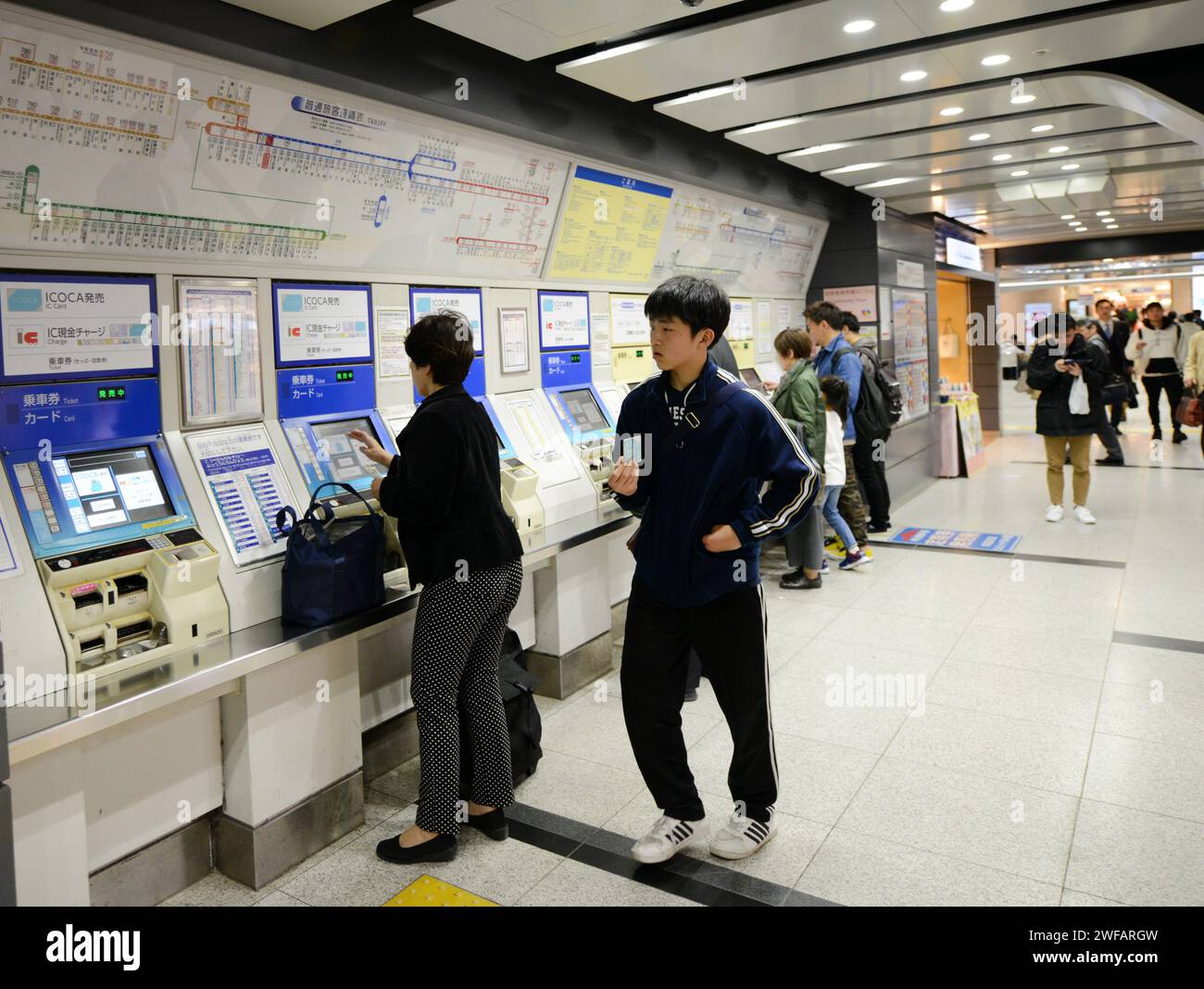 Kartenautomaten am Bahnhof in Kobe, Japan. Stockfoto