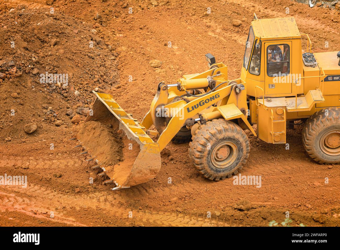 Bagger gräbt das Land Stockfoto