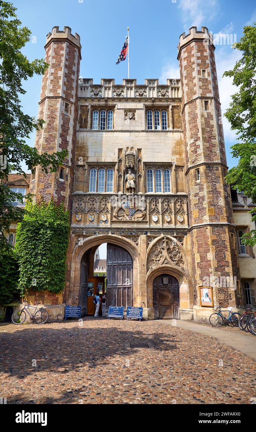 Cambridge, Vereinigtes Königreich - 26. Juni 2010: Great Gate, der Haupteingang des Trinity College mit der Statue von Heinrich VIII. Und den Wappen Stockfoto
