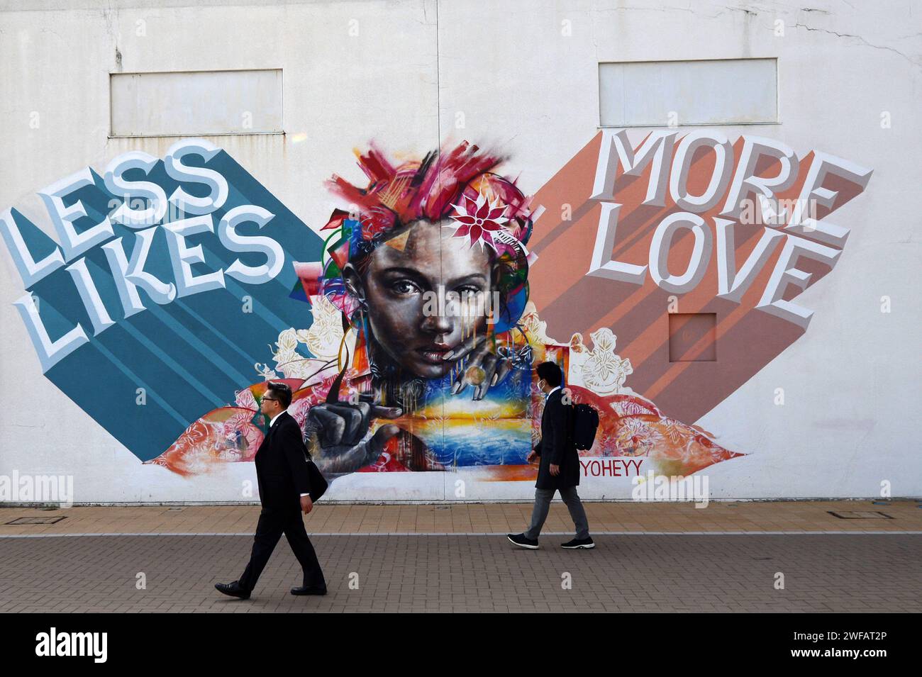 „Less Likes More Love“ Wandgemälde von Yoheyy im Meriken Park in Kobe, Japan. Stockfoto