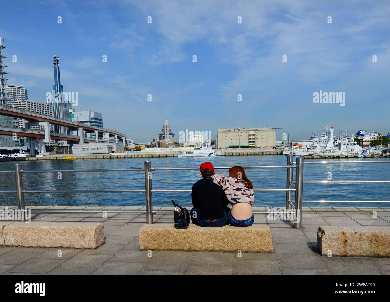 Ein japanisches Paar genießt den Blick auf die Stadt von der Meriken Wharf in Kobe, Japan. Stockfoto