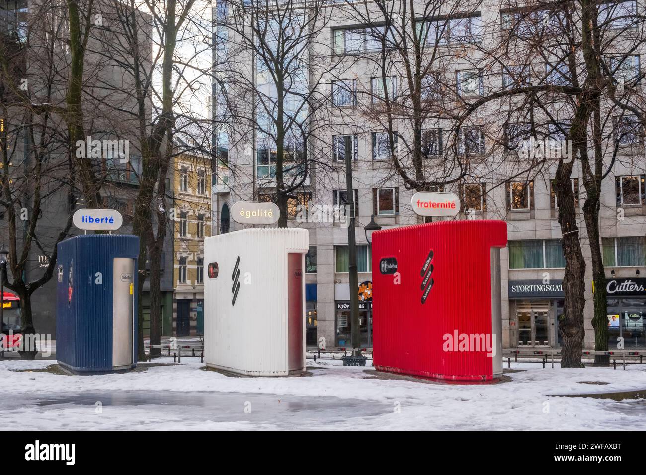 Öffentliche Toiletten "Liberté, egalité, fraternité" im Zentrum von Oslo, Norwegen Stockfoto