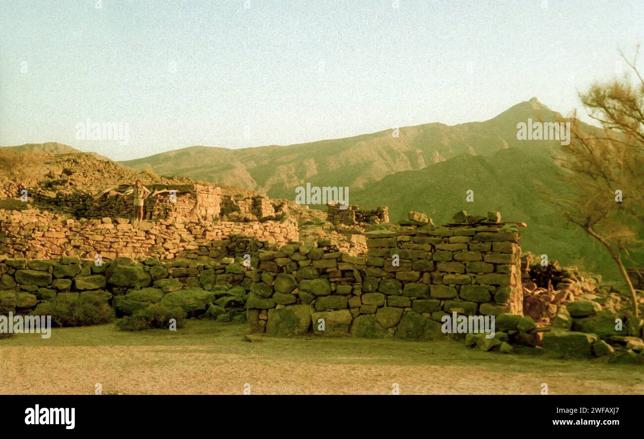 Ein abgelegenes Bergdorf, verlassen vom Shihuh-Stamm, der durch das Versprechen von Wasser, Schulen und Kliniken an die Küste gelockt wurde. Musandam-Halbinsel, Oman. Ca. 1984-85 Stockfoto