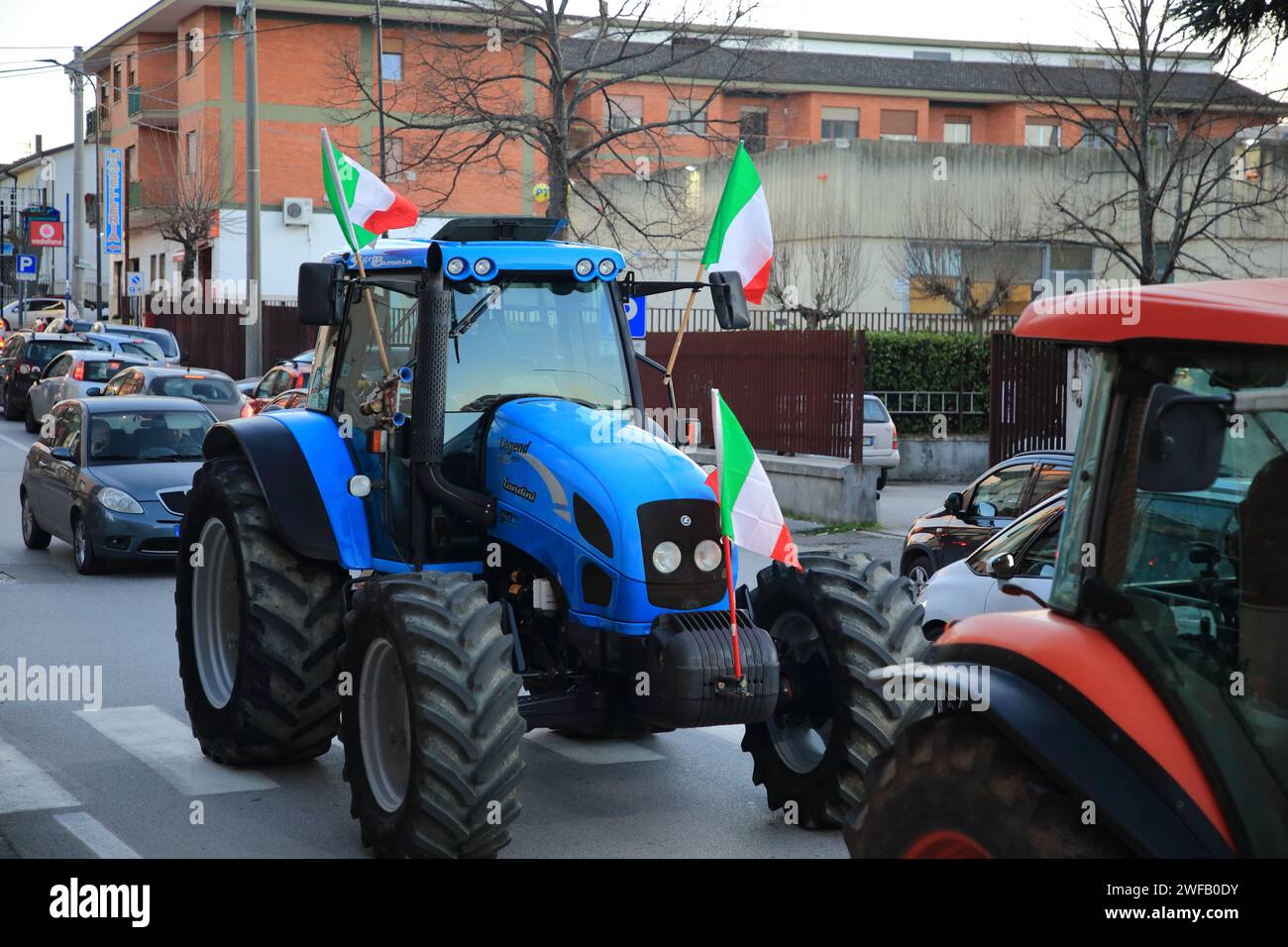 Eine Gruppe von Landwirten aus der Provinz Avellino äußerte ihre Ablehnung der Agrarpolitik der Europäischen Gemeinschaft. Friedlicher Protest durch den Einsatz ihrer Feldtraktoren mit exponierten verschiedenen Schildern mit verschiedenen Schriften alle zur Verteidigung der italienischen Landwirtschaft. Am Ende der langen Versammlung führten alle Teilnehmer eine lange friedliche Prozession durch die Straßen der Stadt Kampanien an der Grenze zu Apulien durch. Ähnliche Demonstrationen haben sich in den letzten Januartagen 2024 in vielen anderen Teilen Italiens vom Norden bis zum Süden des Landes ausgebreitet. Das einzige Motto: „We def Stockfoto