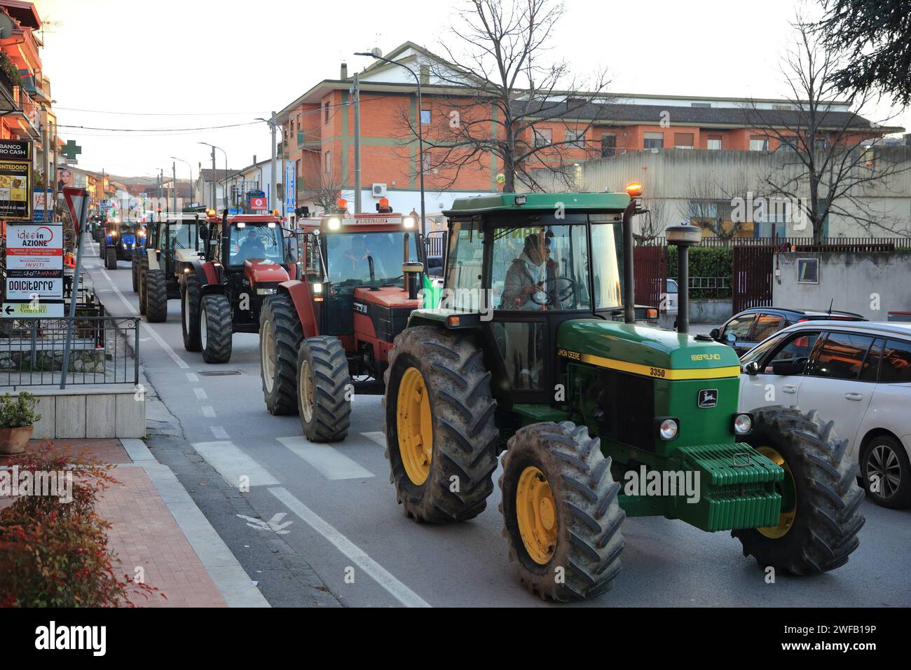 29. Januar 2024, Grottaminarda, Campania/Avellino, Italien: Eine Gruppe von Landwirten aus der Provinz Avellino äußerte ihre Ablehnung der Agrarpolitik der Europäischen Gemeinschaft. Friedlicher Protest durch den Einsatz ihrer Feldtraktoren mit exponierten verschiedenen Schildern mit verschiedenen Schriften alle zur Verteidigung der italienischen Landwirtschaft. Am Ende der langen Versammlung führten alle Teilnehmer eine lange friedliche Prozession durch die Straßen der Stadt Kampanien an der Grenze zu Apulien durch. Ähnliche Demonstrationen haben sich in den letzten Januartagen 2024 in vielen anderen Teilen Italiens ausgebreitet Stockfoto