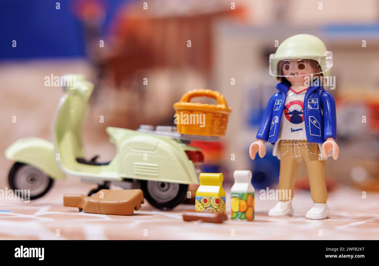 Nürnberg, Deutschland. Januar 2024. Eine Playmobil-Figur mit einer Vespa aus der Kidult-Serie steht am Playmobil-Stand im Vorfeld der Internationalen Spielwarenmesse. Die erste dieser Spielzeugfiguren kam vor 50 Jahren auf den Markt und eroberte in den nächsten Jahrzehnten Kinderzimmer in vielen Ländern der Welt. (Zu dpa KORR: '50 Jahre Playmobil - vom Kindergarten zum Sammlerstück') Credit: Daniel Karmann/dpa/Alamy Live News Stockfoto