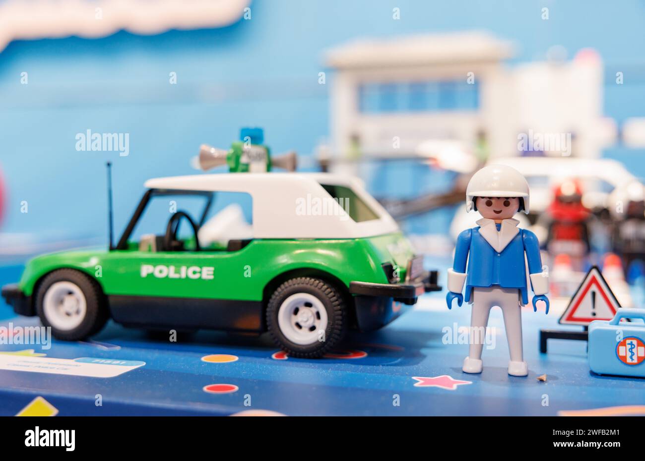 Nürnberg, Deutschland. Januar 2024. Ein klassischer Polizeiwagen mit einer Playmobil-Figur steht am Playmobil-Stand im Vorfeld der Internationalen Spielwarenmesse. Die erste dieser Spielzeugfiguren kam vor 50 Jahren auf den Markt und eroberte in den nächsten Jahrzehnten Kinderzimmer in vielen Ländern der Welt. (Zu dpa KORR: '50 Jahre Playmobil - vom Kinderzimmer zum Sammlerstück') Credit: Daniel Karmann/dpa/Alamy Live News Stockfoto