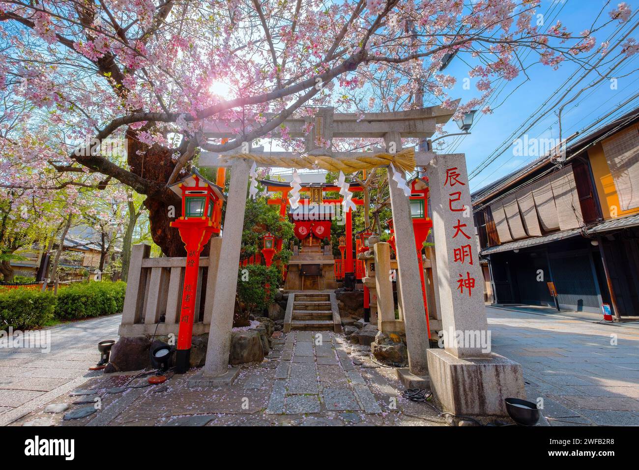 Kyoto, Japan - 2. April 2023: Tatsumi Daimyojin-Schrein in der Nähe der Tatsumu-Bashi-Brücke im Stadtteil Gion Stockfoto