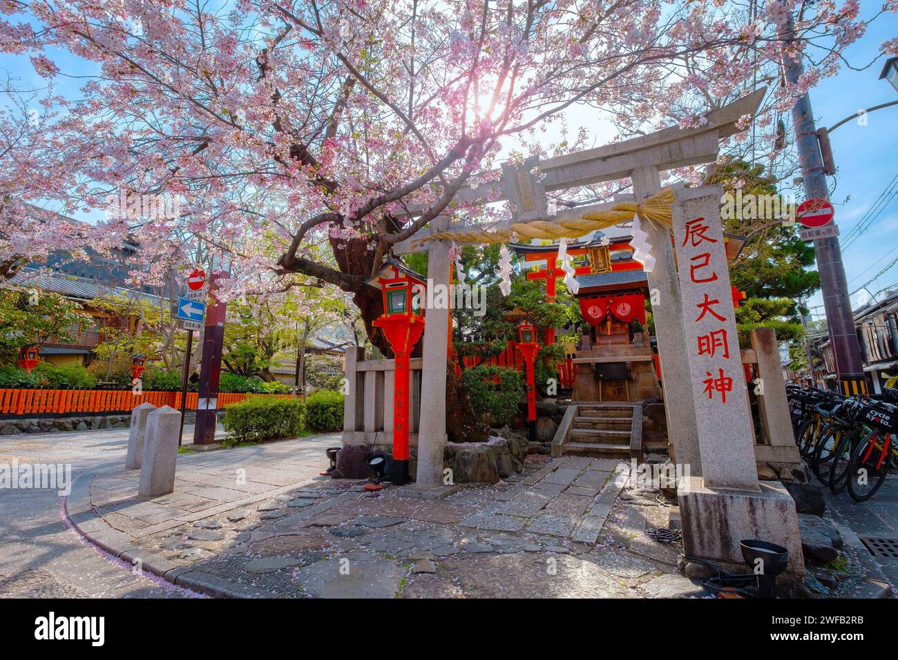 Kyoto, Japan - 2. April 2023: Tatsumi Daimyojin-Schrein in der Nähe der Tatsumu-Bashi-Brücke im Stadtteil Gion Stockfoto
