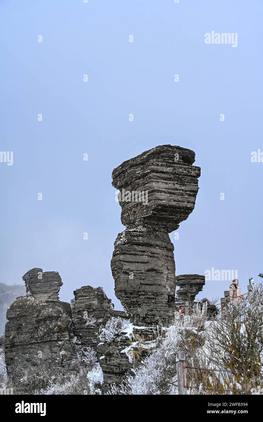 TONGREN, CHINA - 28. JANUAR 2024 - Foto vom 28. Januar 2024 zeigt die Gipfellandschaft des Weltnaturerbes Fanjing nach starkem Schneefall Stockfoto