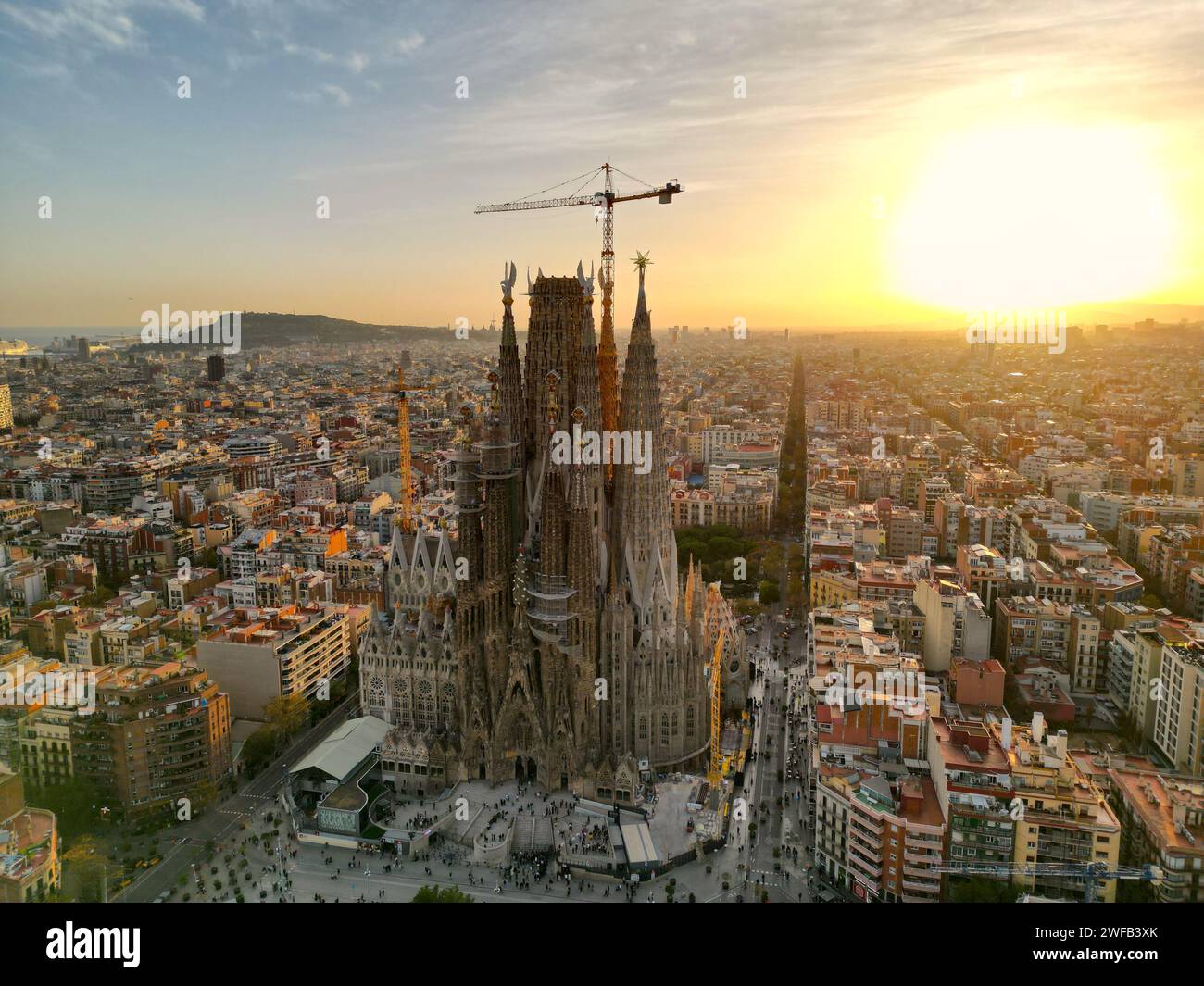 Ein Blick aus der Vogelperspektive auf die atemberaubende La Sagrada Familia bei Sonnenuntergang in Barcelona. Stockfoto