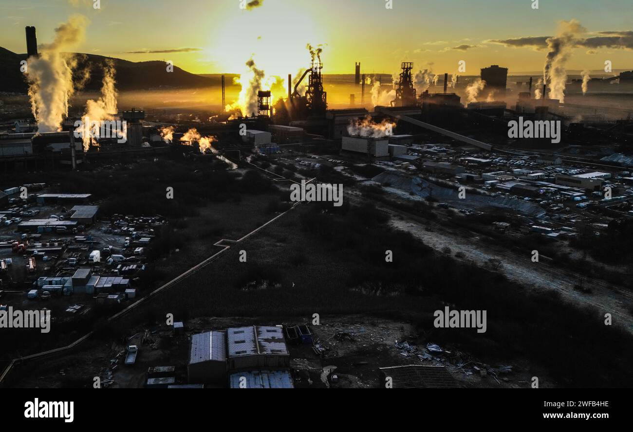 Port Talbot Steelworks, Port Talbot, Wales, Großbritannien. Januar 2024. Sonnenaufgang aus der Vogelperspektive auf die Stahlwerke von Port Talbot an einem klaren Morgen, der fast unter Null liegt. Stockfoto